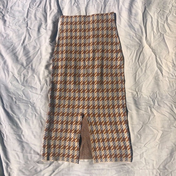 Fitted skirt with back slit - Picture 3 of 5